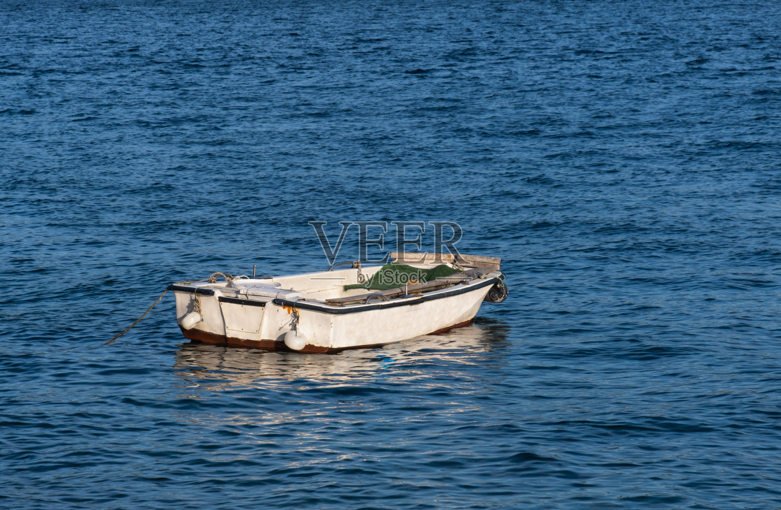 小划艇停泊在海上照片摄影图片