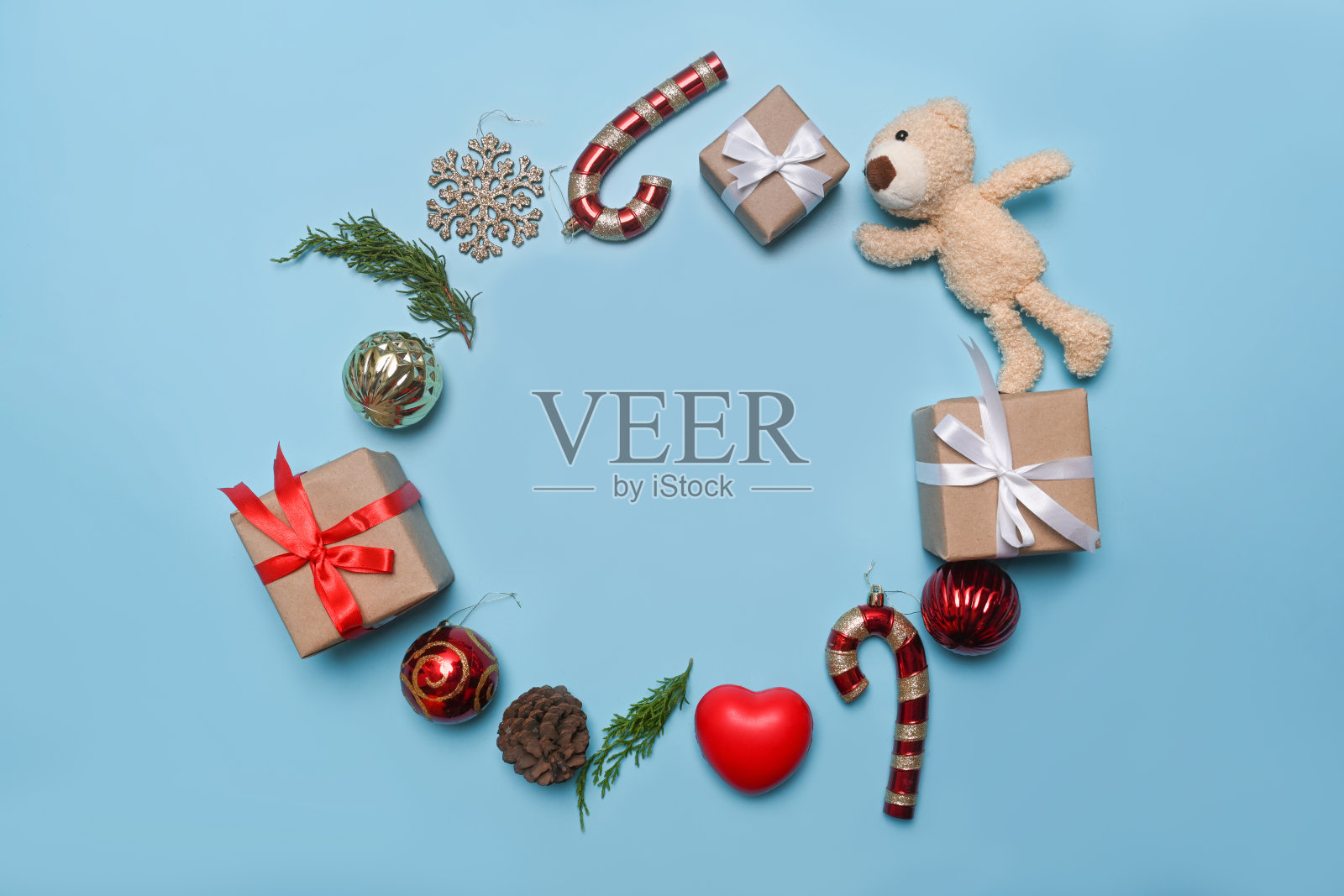 圣诞礼物，松果和冷杉树枝在蓝色的背景。照片摄影图片