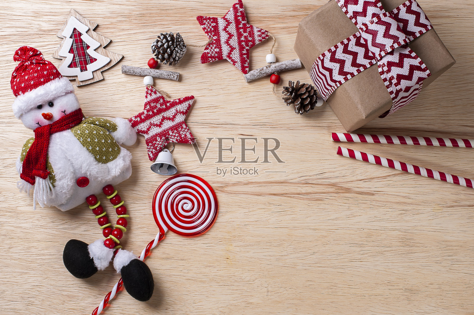 圣诞作文木制背景与丝带和礼物和雪人。前视图。本空间照片摄影图片