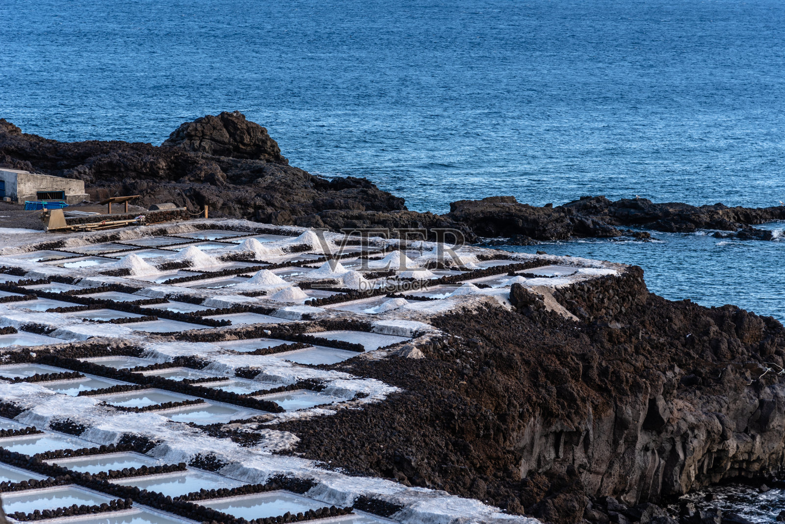 拉帕尔马富恩卡连特盐沼的盐提取。照片摄影图片