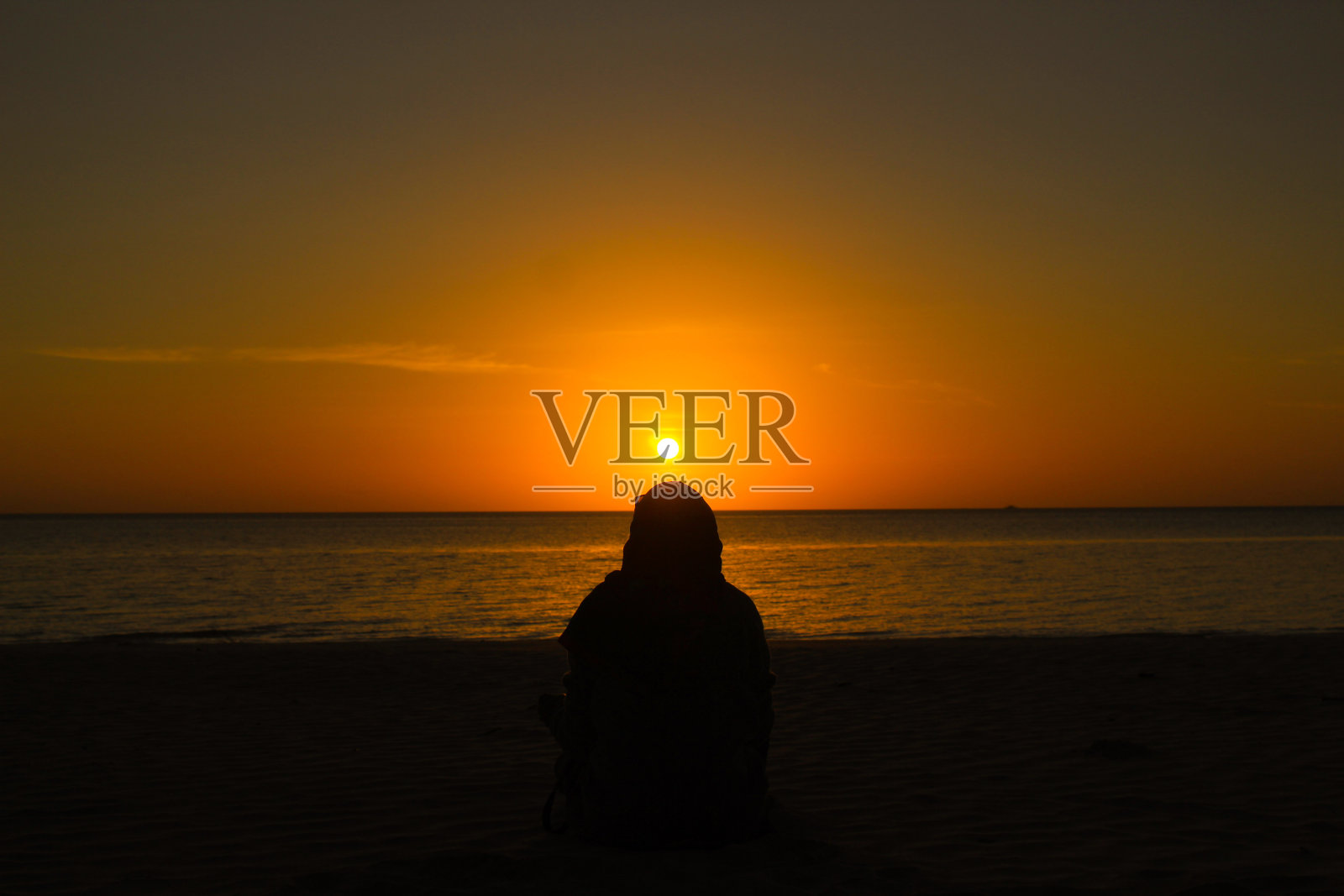 海滩上的日落照片摄影图片