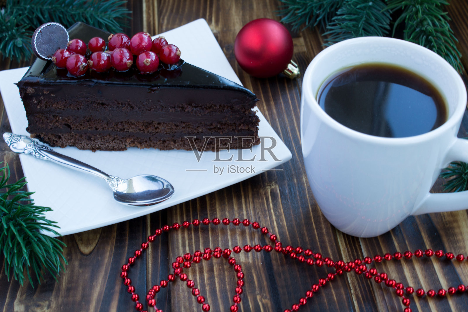一块蛋糕，咖啡杯和木制背景上的圣诞构图。特写镜头。照片摄影图片