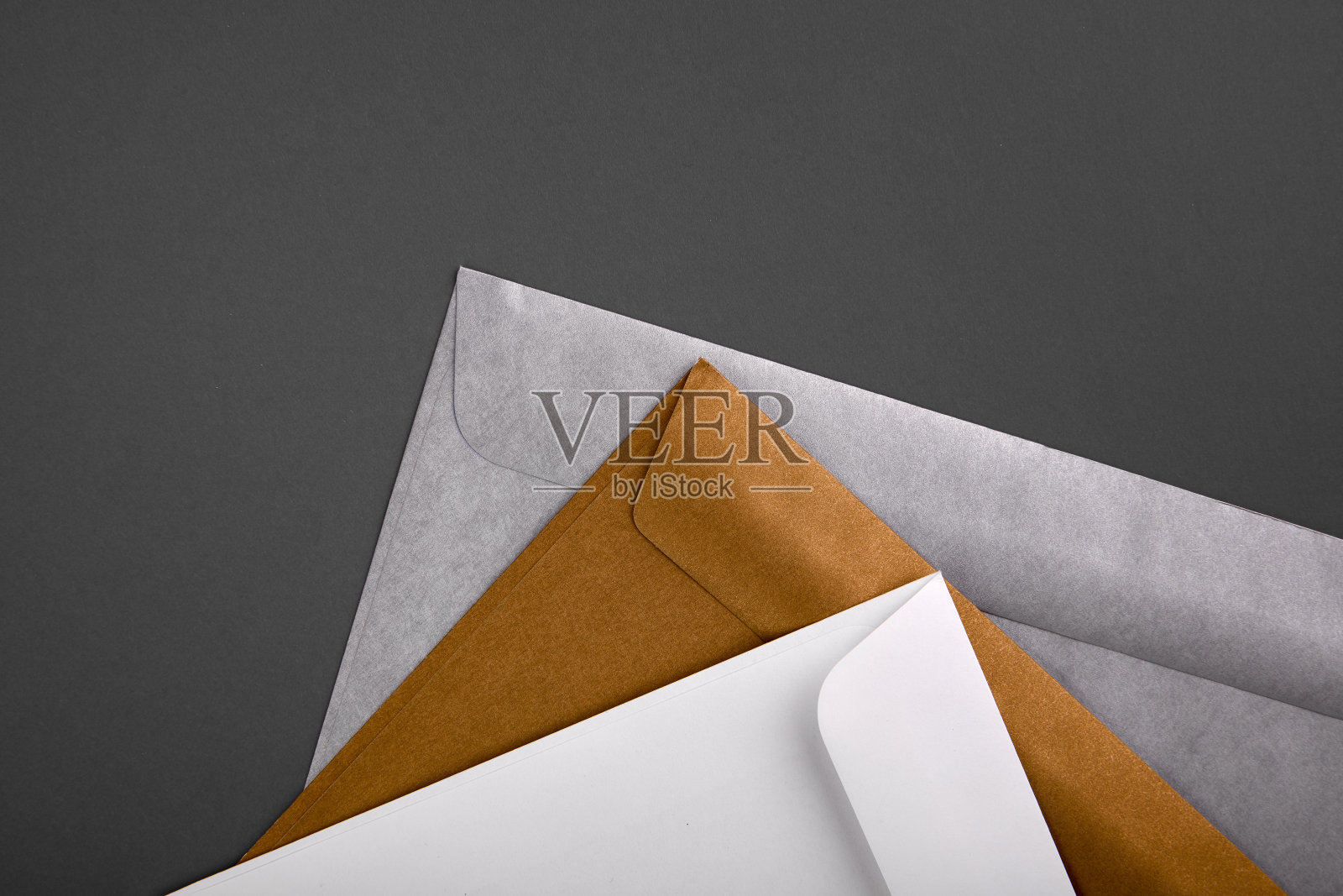 灰色背景上空白信封的照片。品牌标识模板。信封模型在多变的背景上。白纸孤立在灰色上。俯视图照片摄影图片