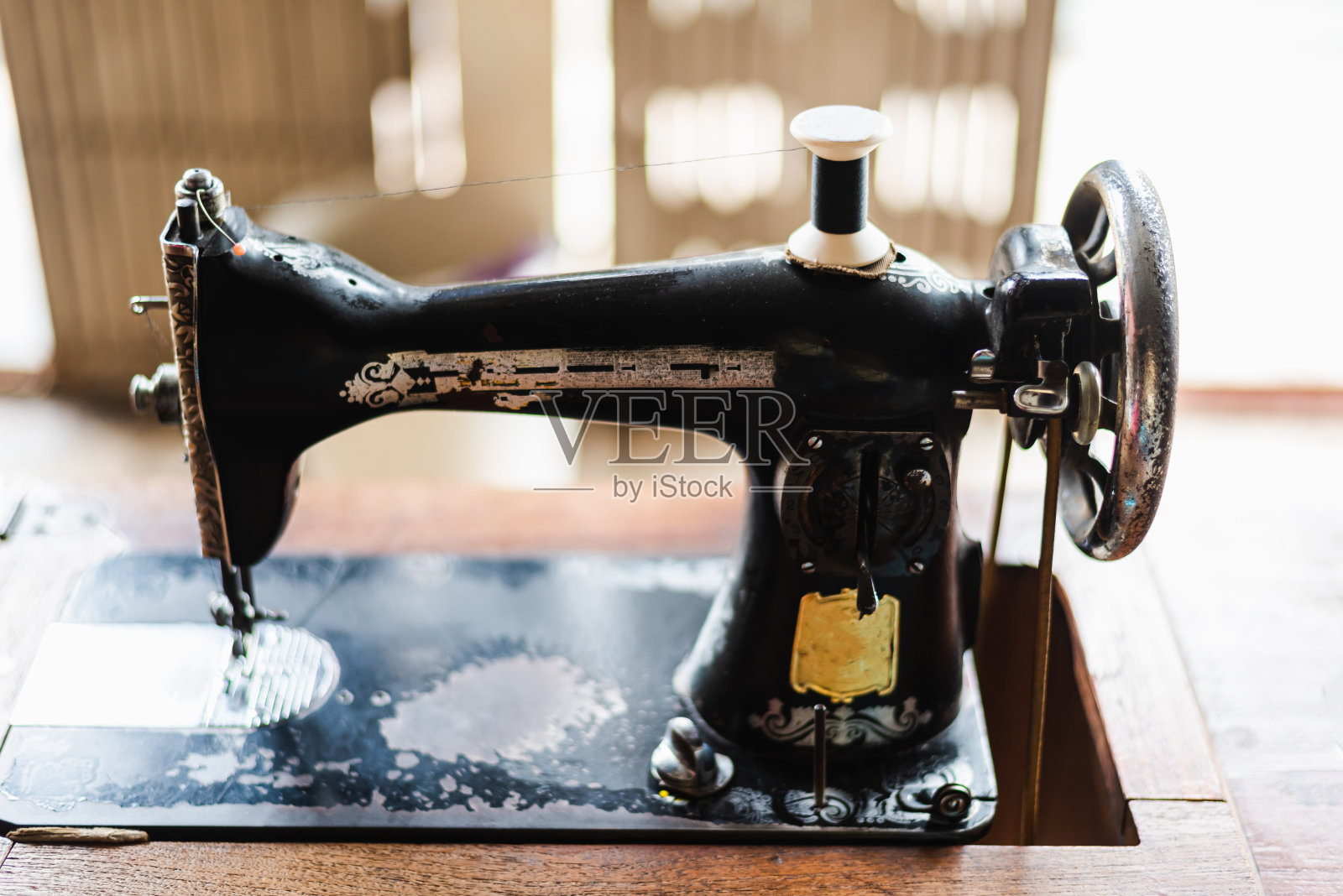 古董复古缝纫机前视图。照片摄影图片