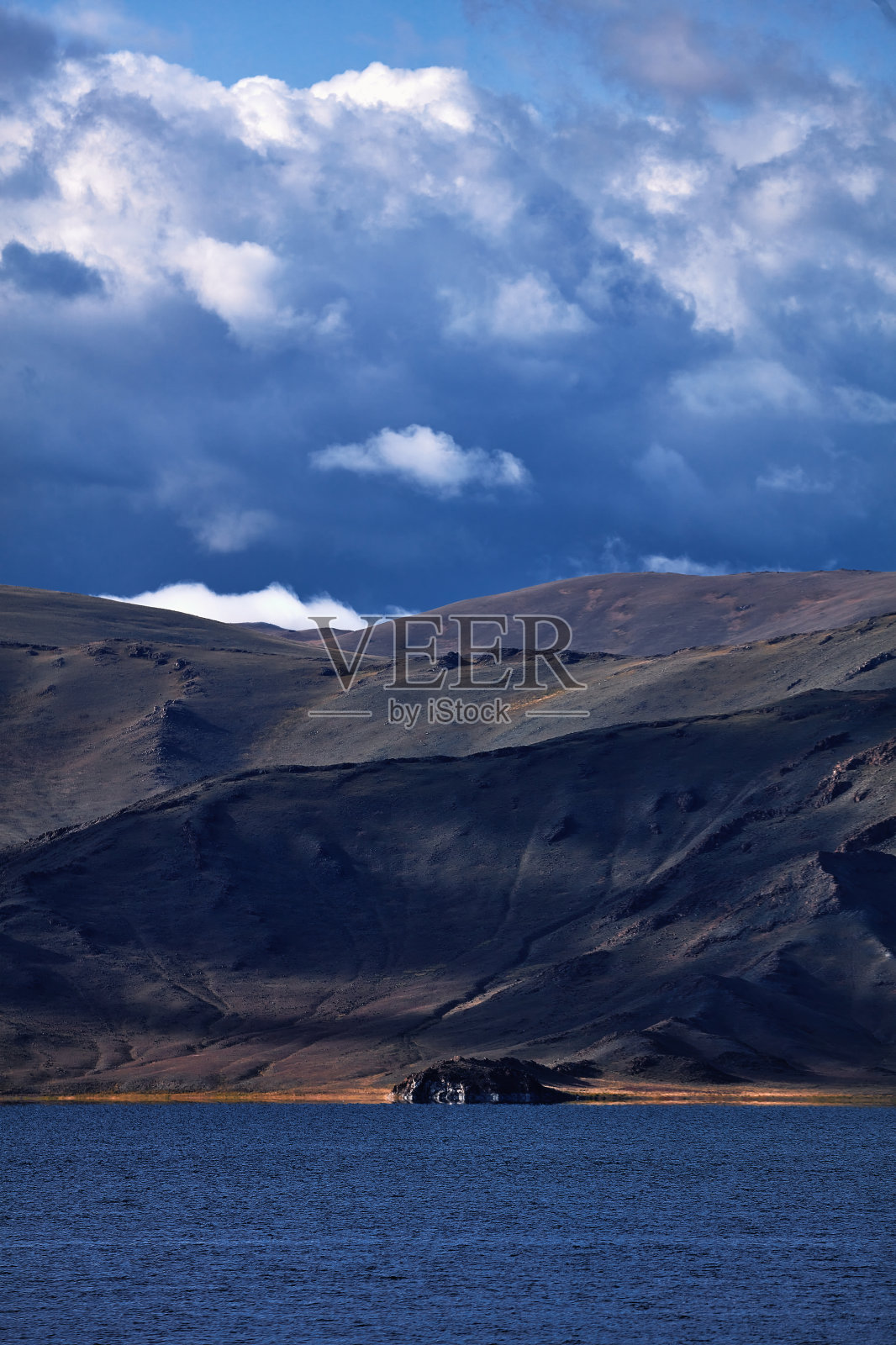 高山湖泊的全景图。在辽阔的蒙古的某个地方照片摄影图片