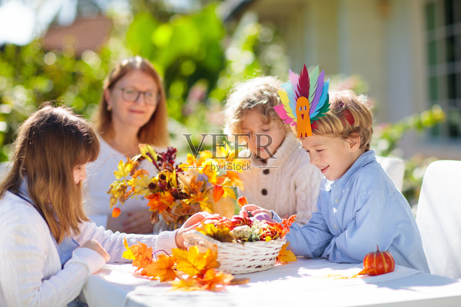 家庭庆祝感恩节。孩子工艺品。照片摄影图片