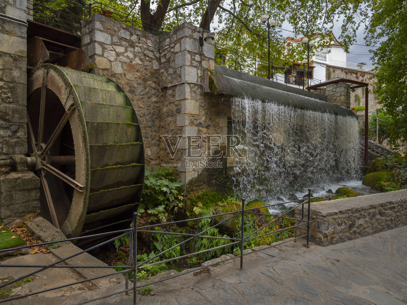 希腊村庄里瓦迪亚有一个自然公园，里面有河流、瀑布和水磨，是希腊游客和希腊人的度假胜地照片摄影图片