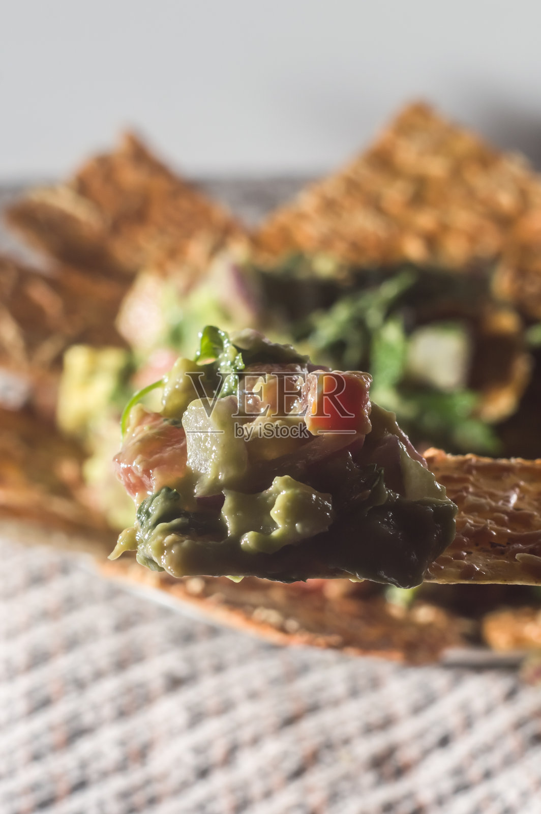 鳄梨色拉酱和玉米片照片摄影图片