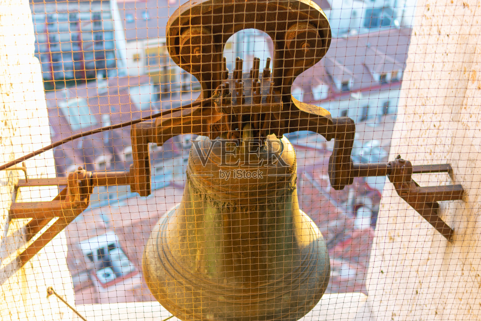 大教堂塔上的青铜大钟照片摄影图片