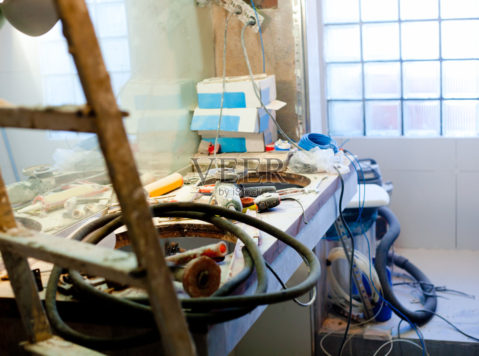 改善杂乱的浴室照片摄影图片