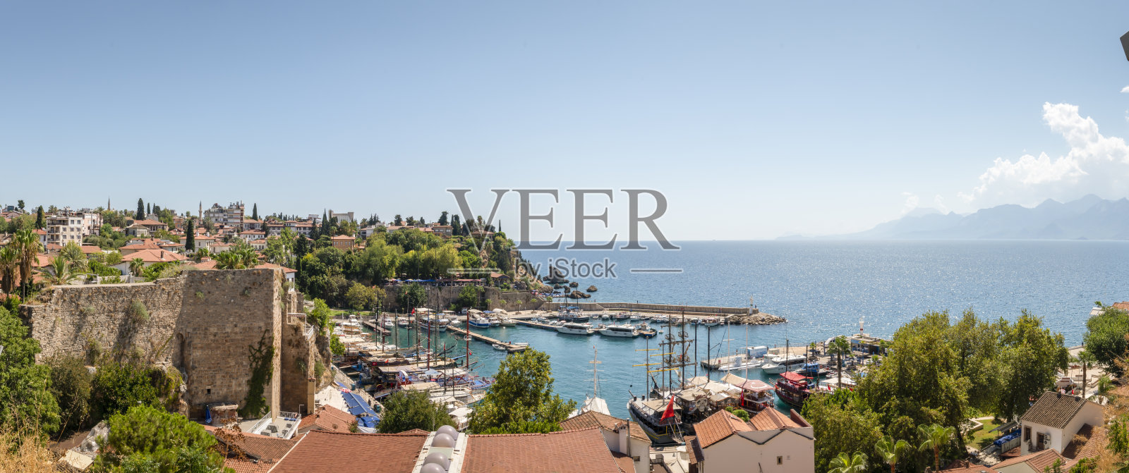 卡莱西港，安塔利亚的历史中心，卡莱西湾的游艇和游船。土耳其的古老建筑，一个旅游胜地照片摄影图片