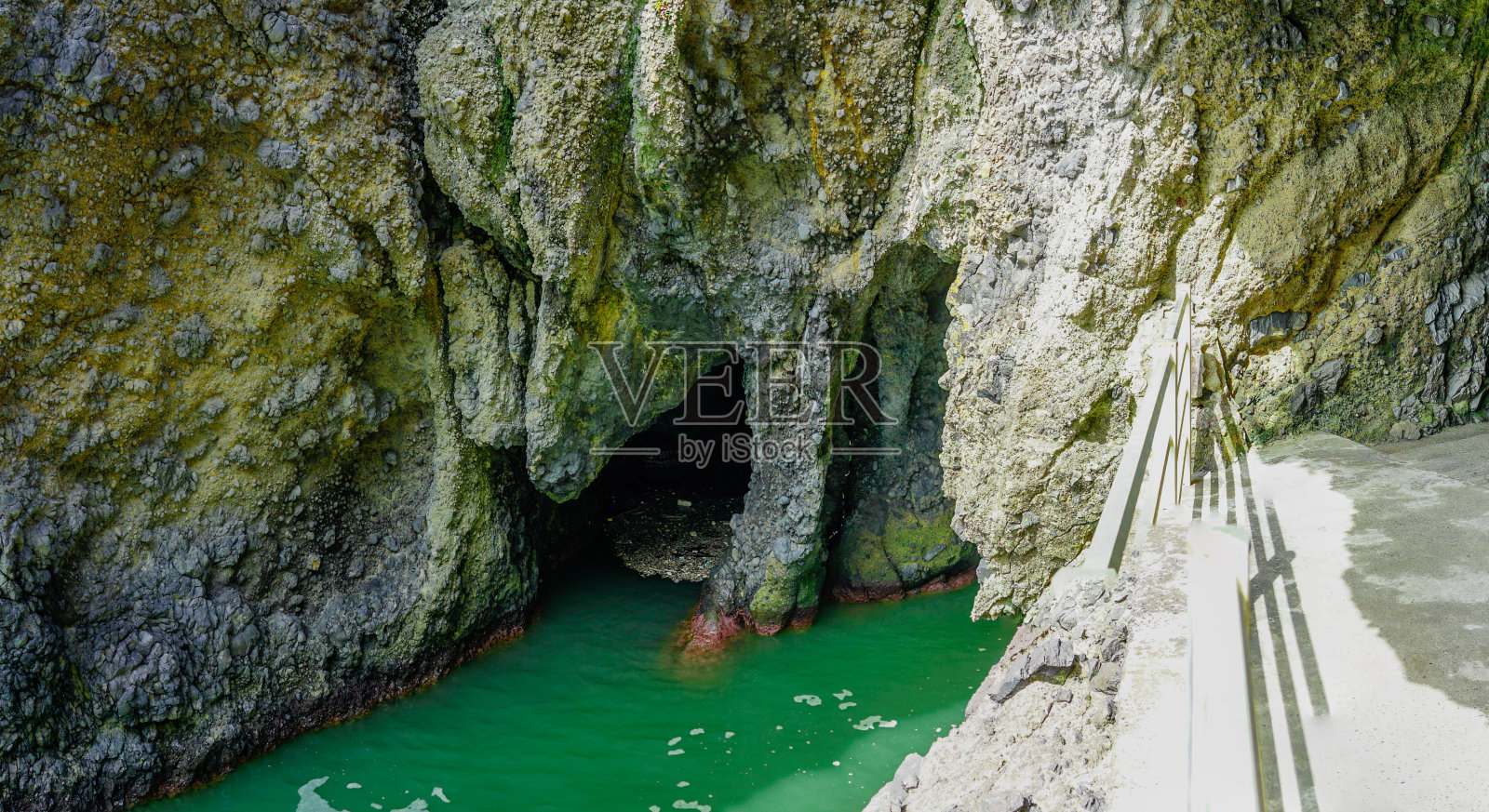 “Hangan Funakashi”是Kakuda Misaki灯塔(新泻市西馆区)下的悬崖和岩石区域的历史遗迹。照片摄影图片