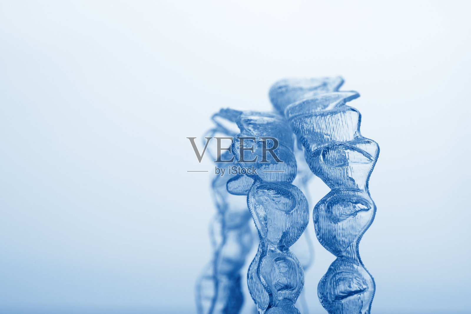 隐形矫正牙槽，牙齿矫正器，塑料牙套。3d打印机创造的现代牙齿固位体。一种拥有美丽微笑和洁白牙齿的方法照片摄影图片