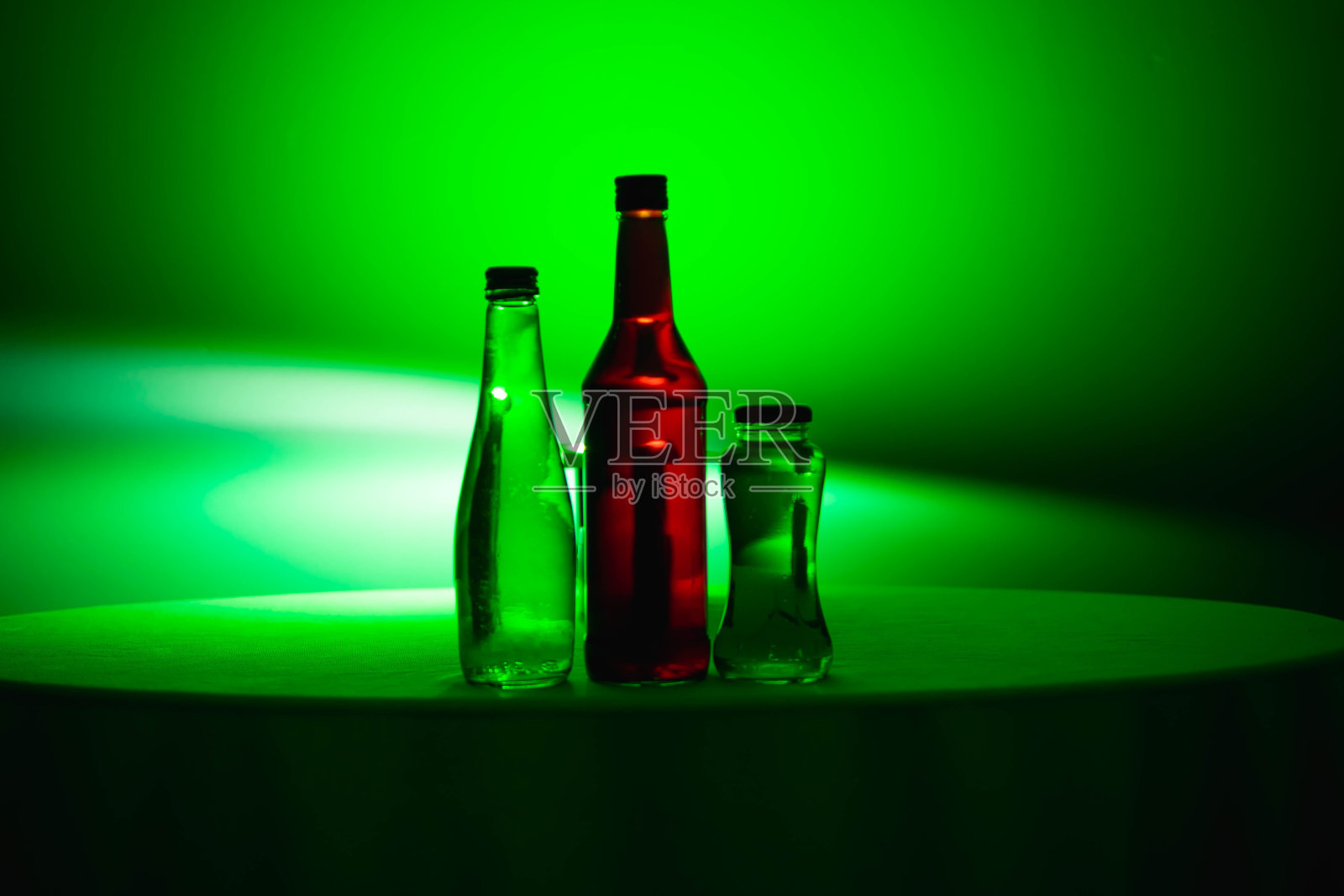 瓶中液体颜色的高清库存照片，各种背景，玩光和颜色，灯光效果，彩色照片。用作背景、广告、装饰或墙纸。照片摄影图片