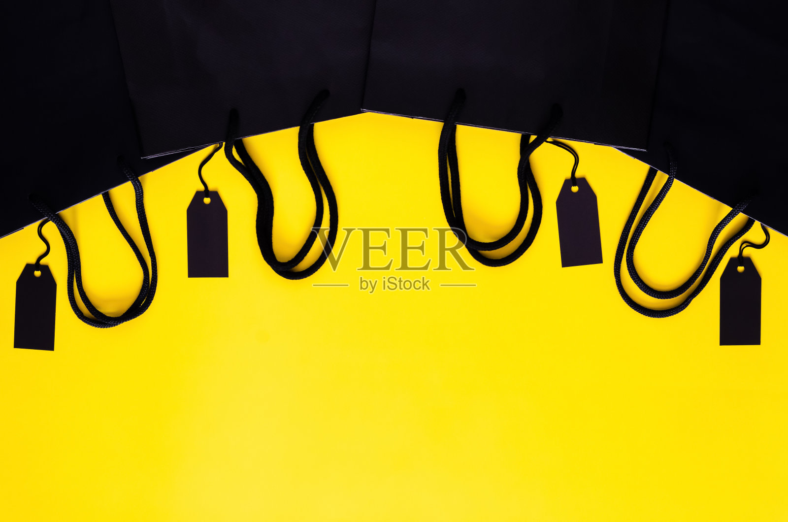 黑色购物纸袋上有空白的黑色价格标签照片摄影图片