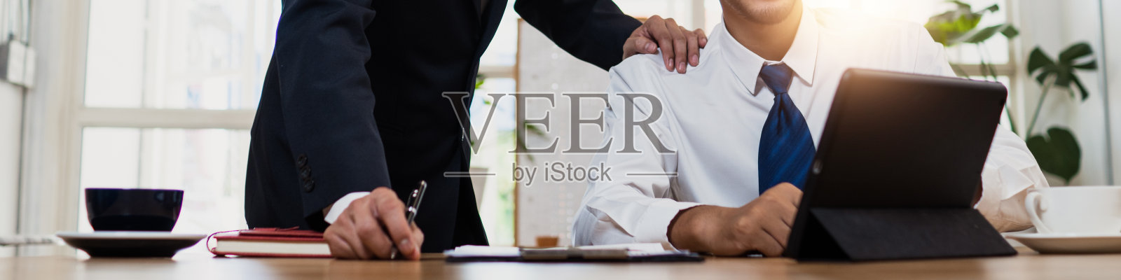 法律和商人顾问，两个商人在办公室谈论，计划分析投资和营销平板电脑。照片摄影图片