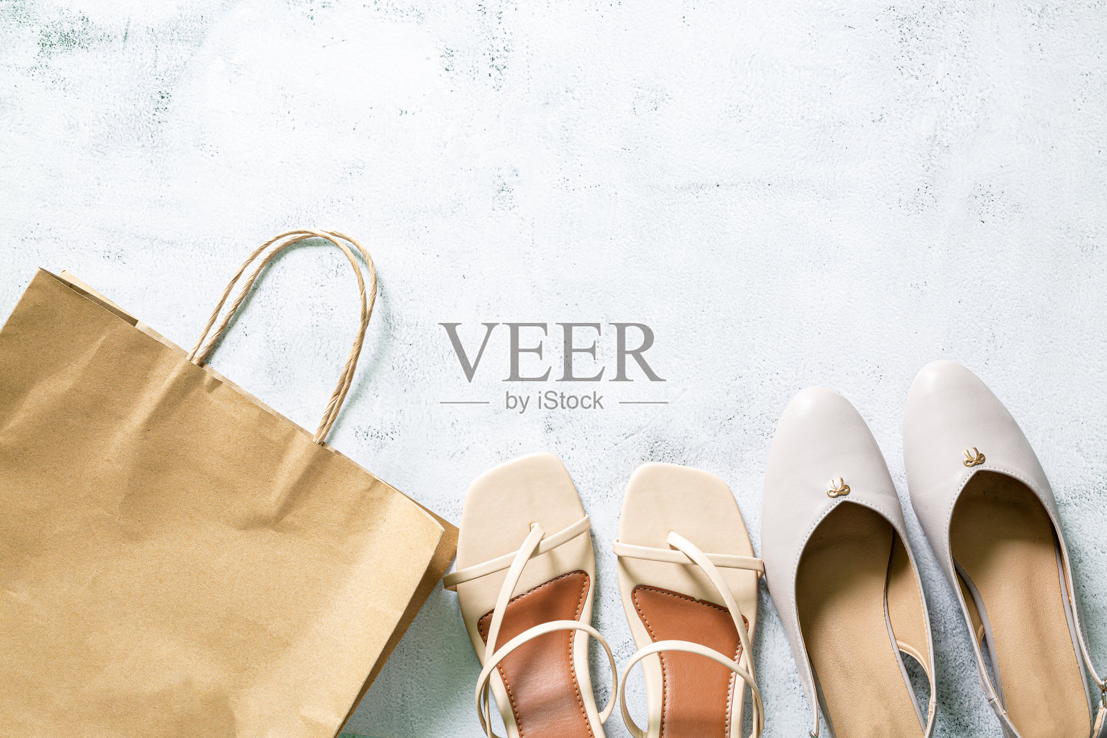 女性时尚鞋，亮色的女性鞋在坚实的背景。复制文本空间。照片摄影图片