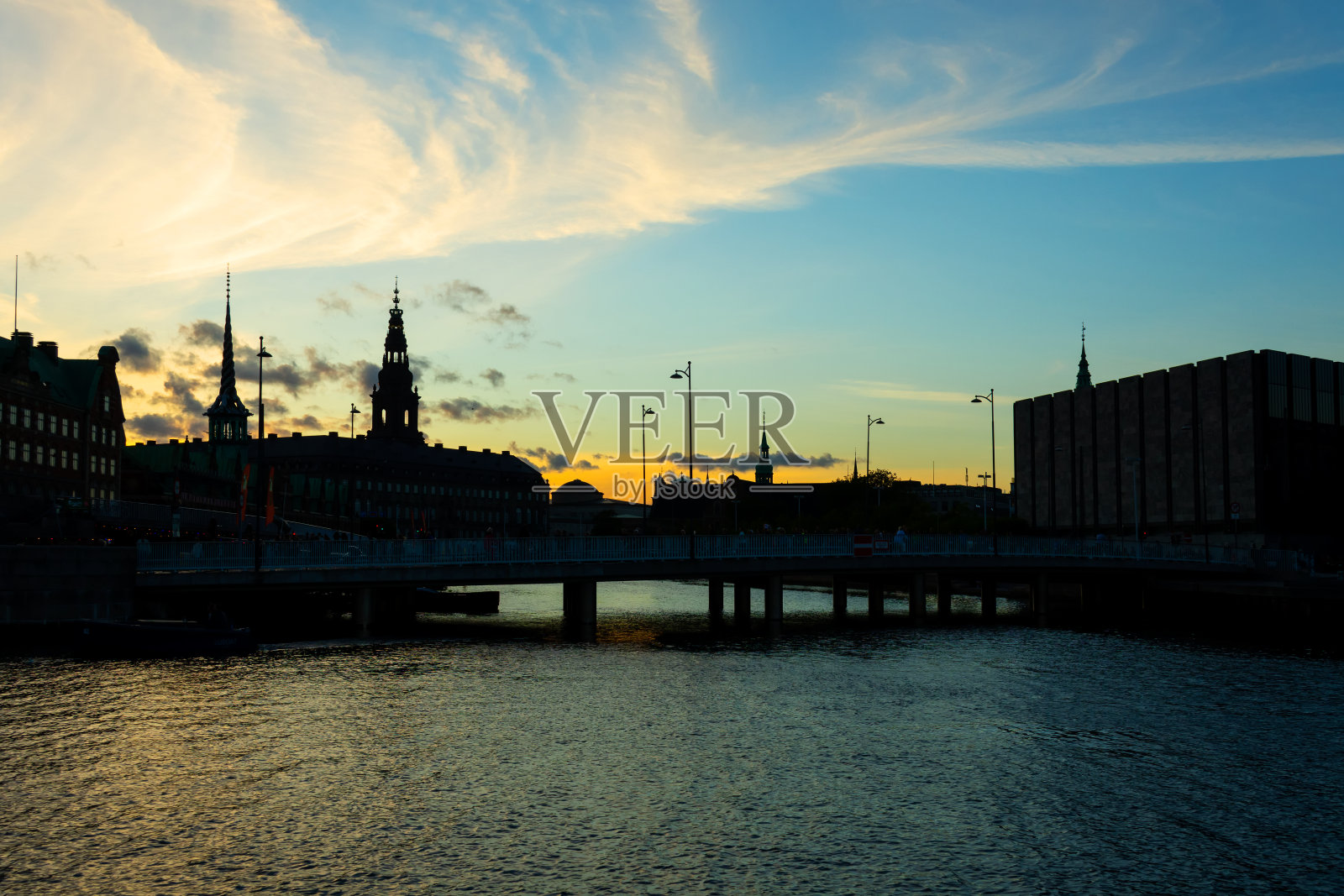 日落时建筑物的美丽轮廓。哥本哈根。丹麦。欧洲建筑。照片摄影图片