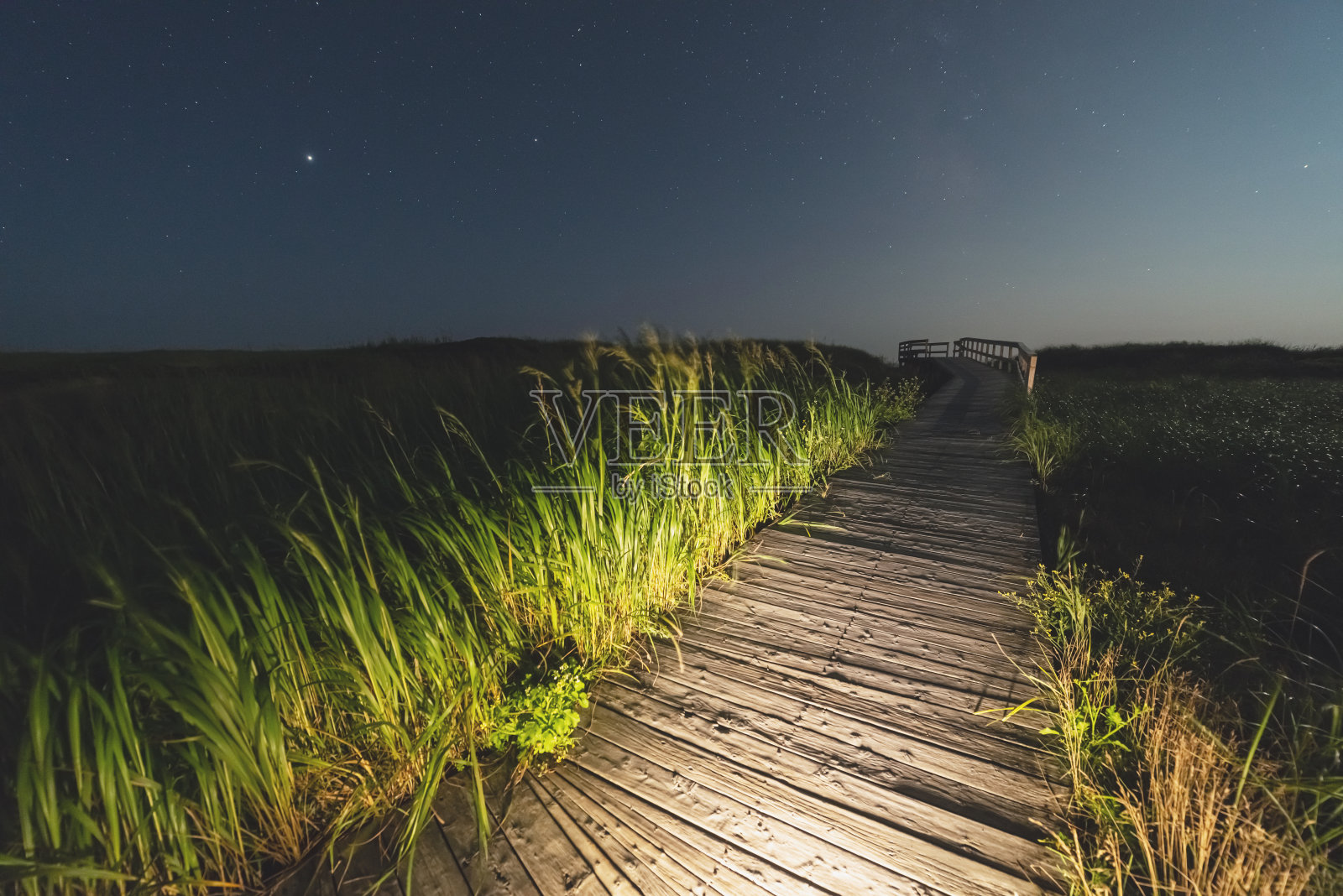 夏日夜晚的海滨木板路照片摄影图片
