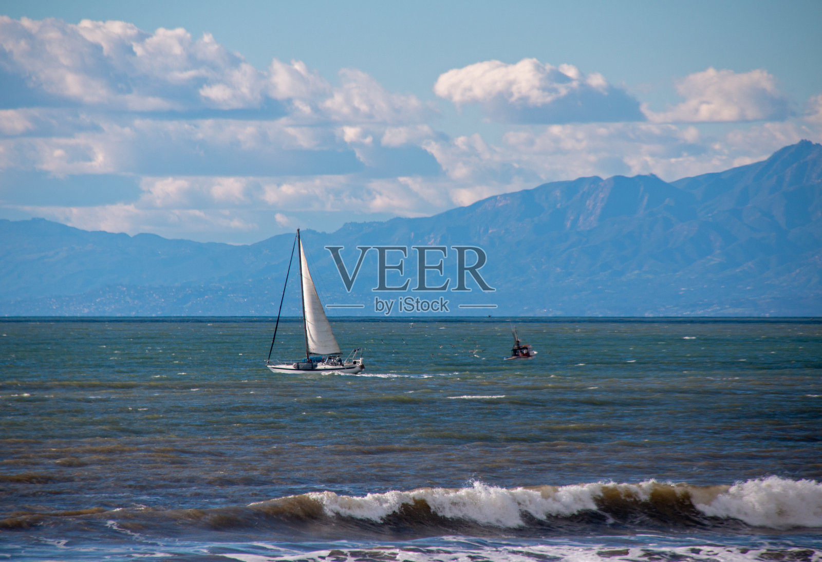 在美国加州圣巴巴拉和文图拉之间的太平洋上的帆船照片摄影图片