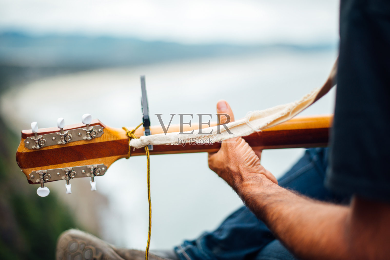 弹吉他的人照片摄影图片