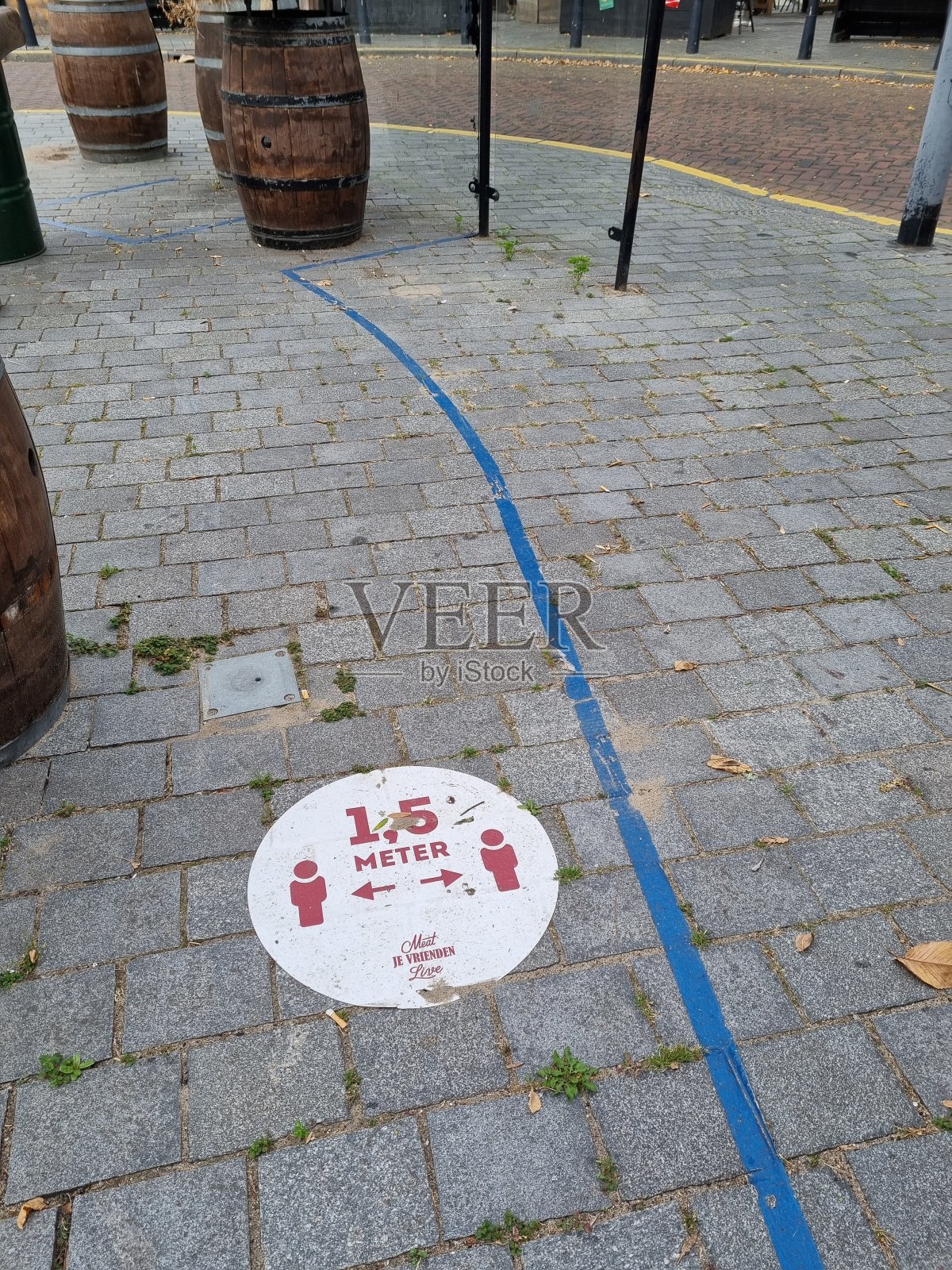 露台上的社交距离标志被磨损了照片摄影图片