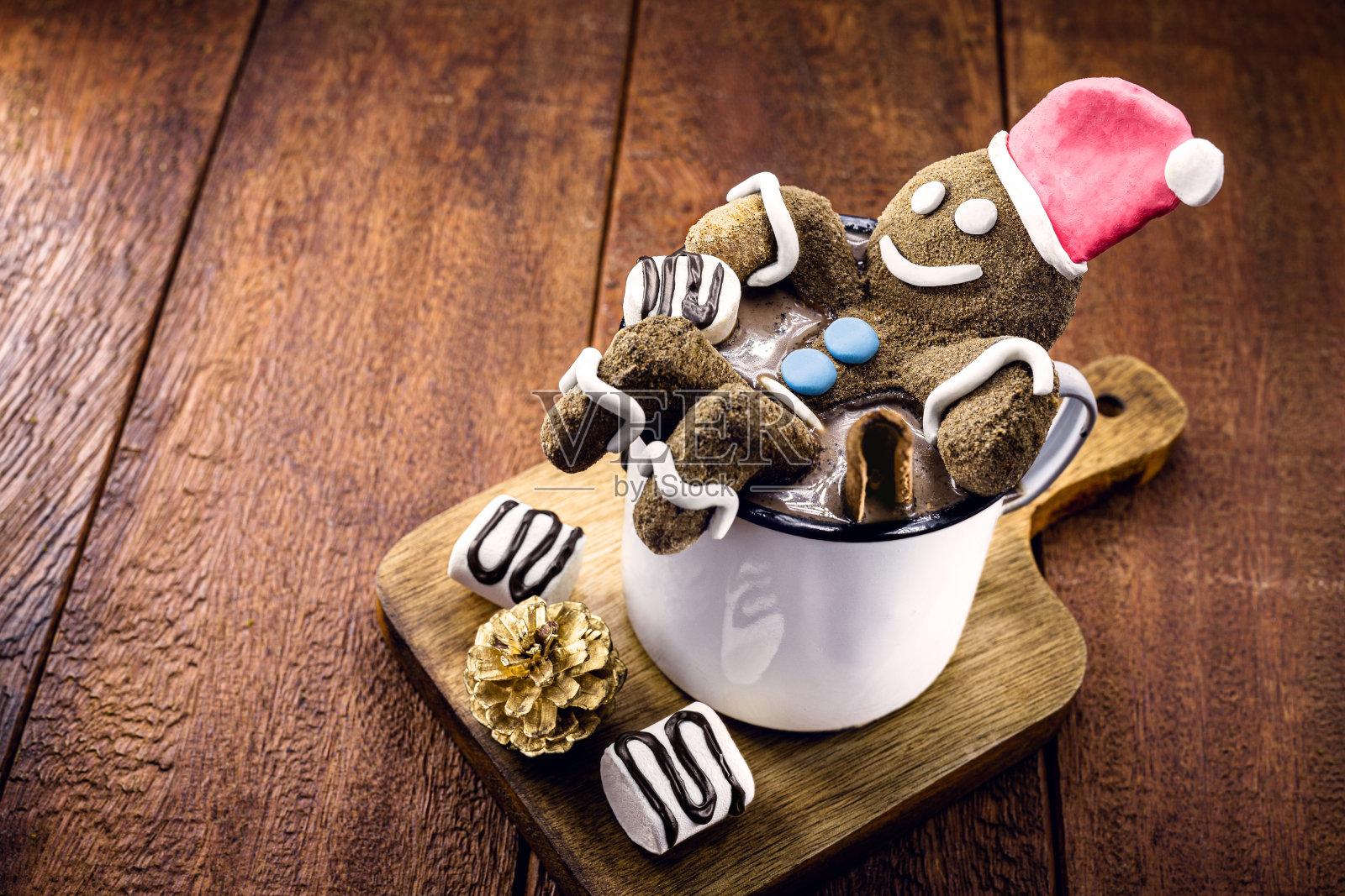 圣诞热巧克力配棉花糖和姜饼人饼干，温暖的冬日饮料放松照片摄影图片