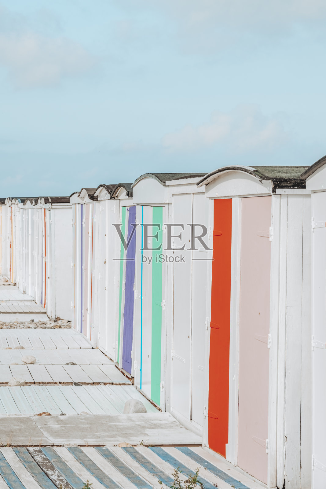 不同颜色的小房子或海滩小屋照片摄影图片