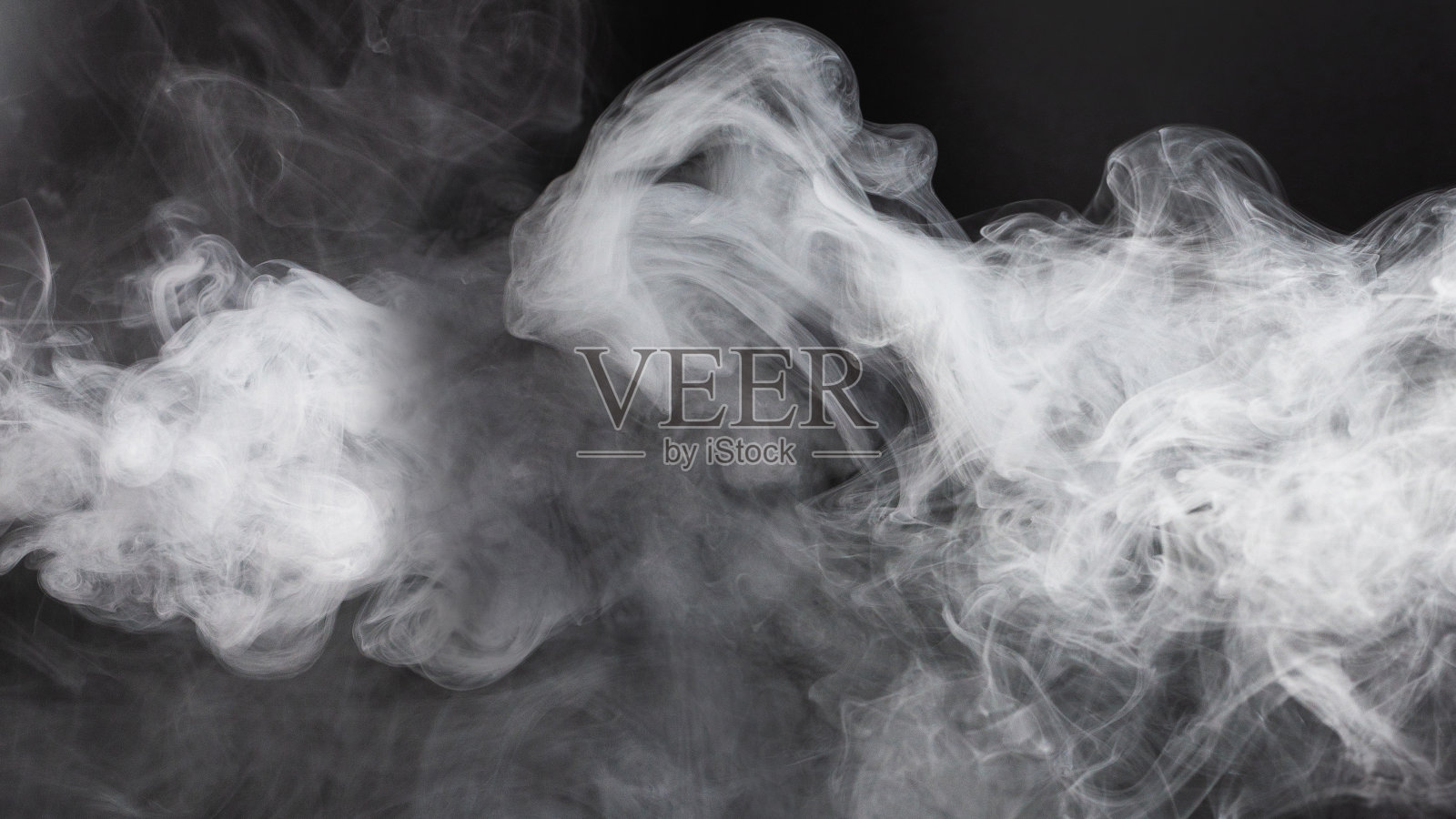 黑色背景上的白色蒸汽。照片摄影图片