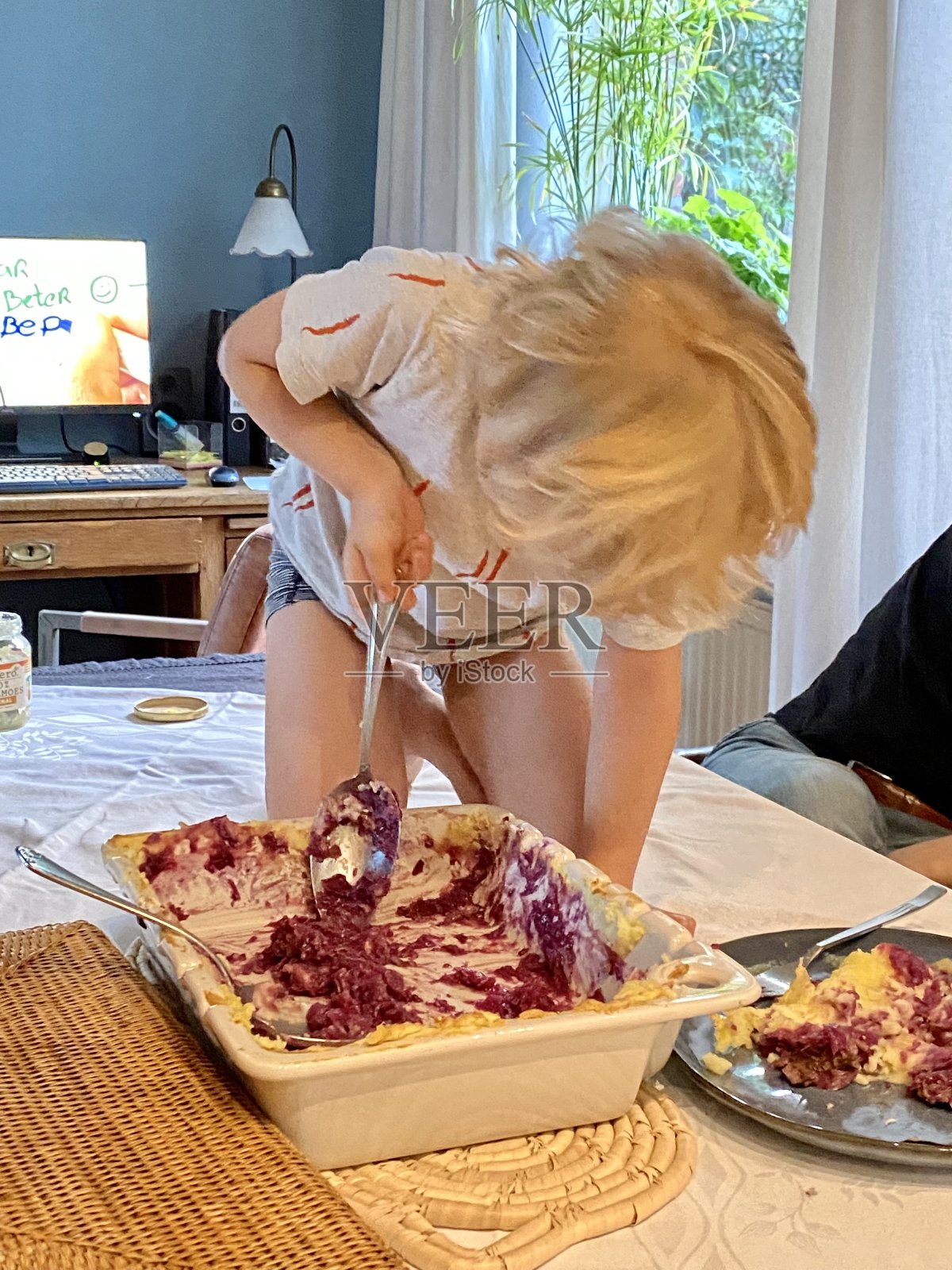 饥饿的蹒跚学步的小男孩照片摄影图片