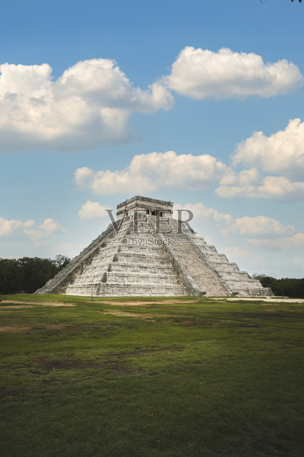 晴朗的一天，奇琴伊察的El Castillo (Kukulcán Temple)照片摄影图片