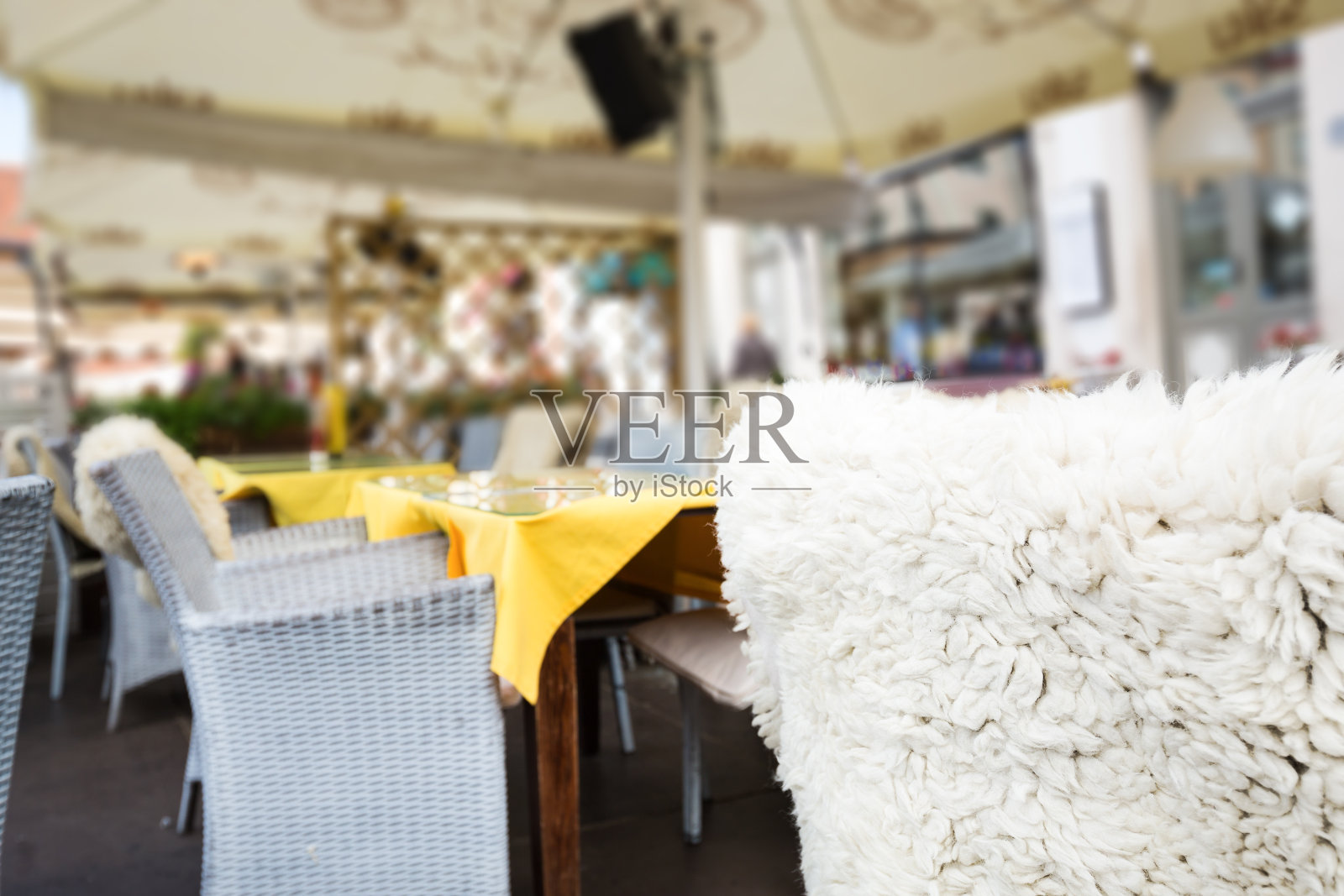 开有桌椅的户外咖啡馆照片摄影图片