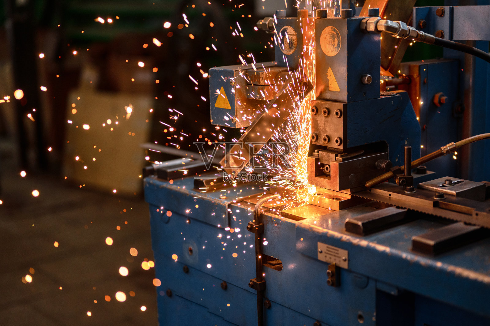 自动焊机在运转中，火花闪烁照片摄影图片