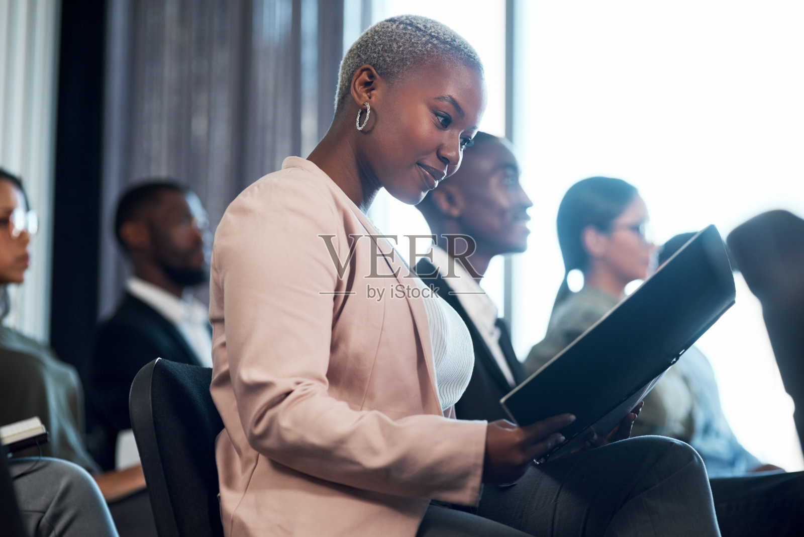 一群商务人士在办公室开会时做笔记照片摄影图片