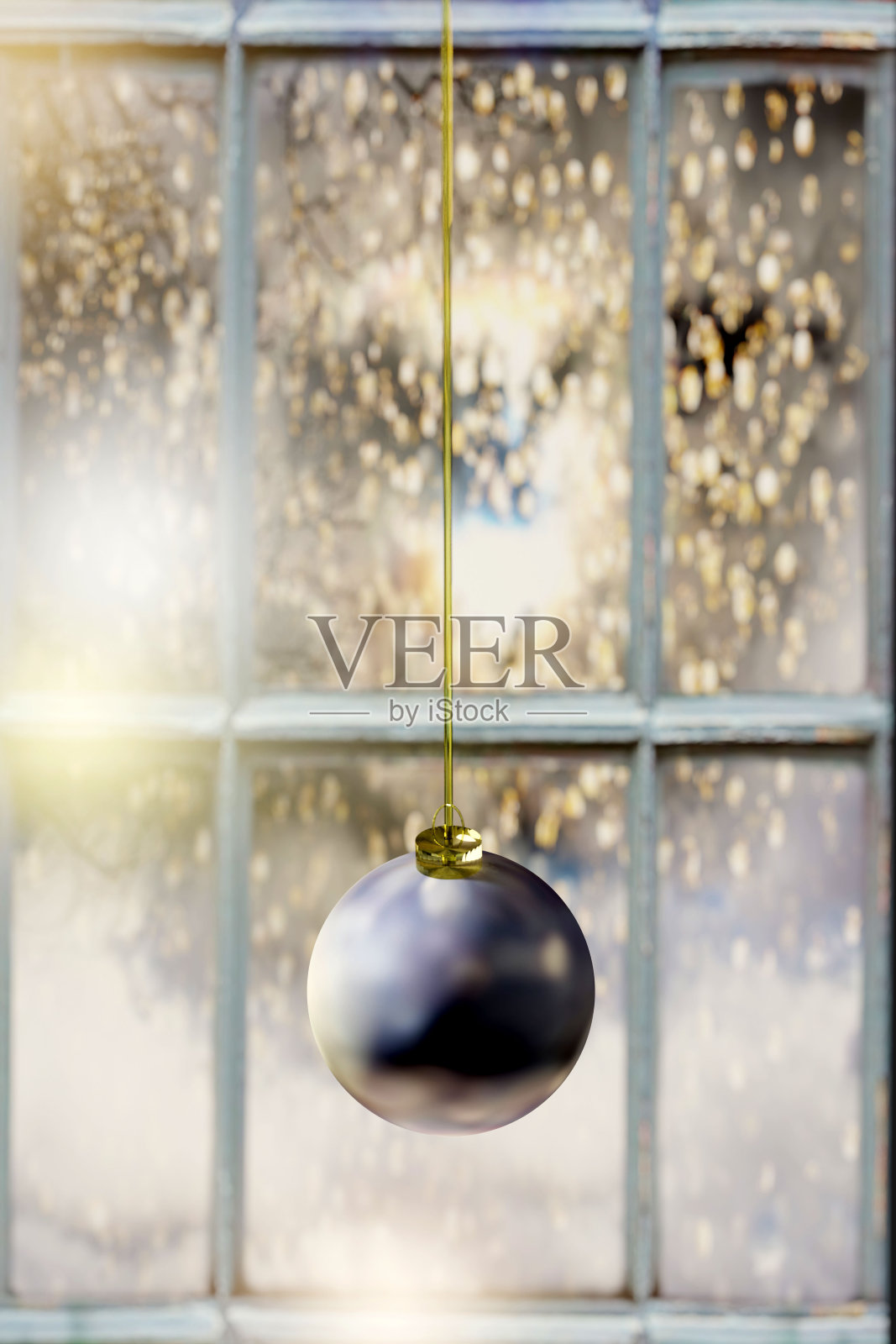 冬天的窗户与圣诞节的小玩意。照片摄影图片