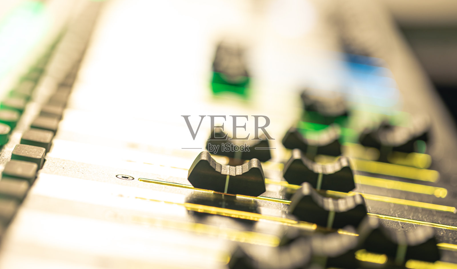 关闭，声音音乐混音控制面板上模糊的背景。照片摄影图片