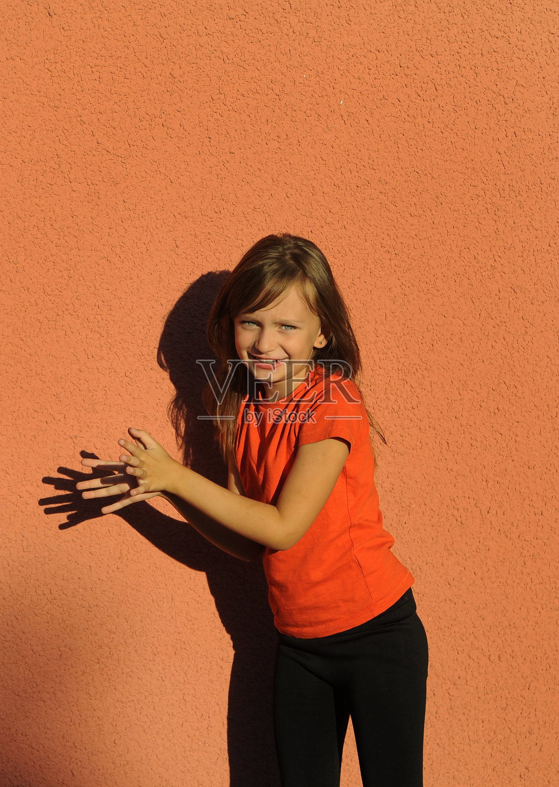 小女孩在玩影子照片摄影图片