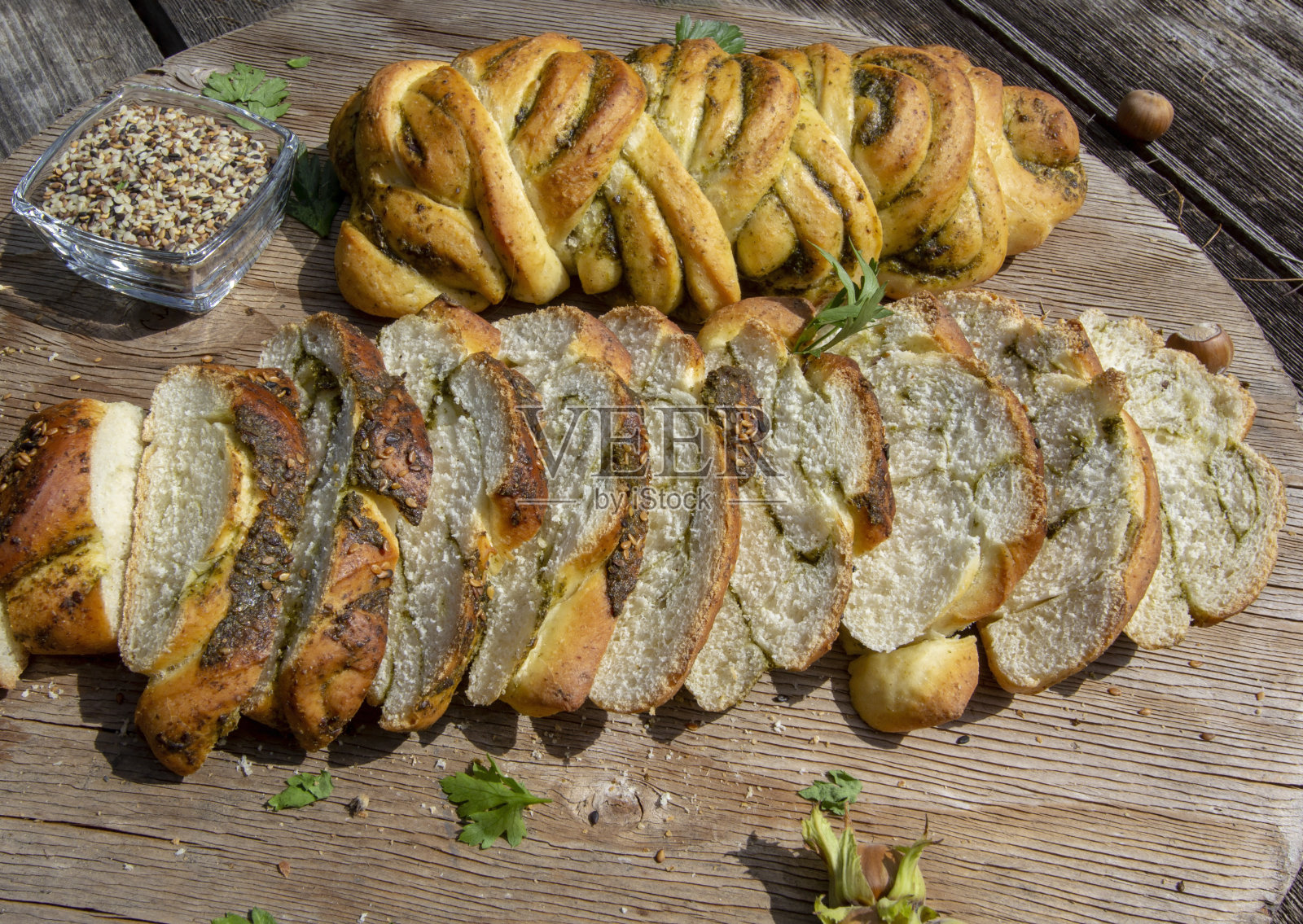 自制小麦面包配新鲜香蒜沙司照片摄影图片