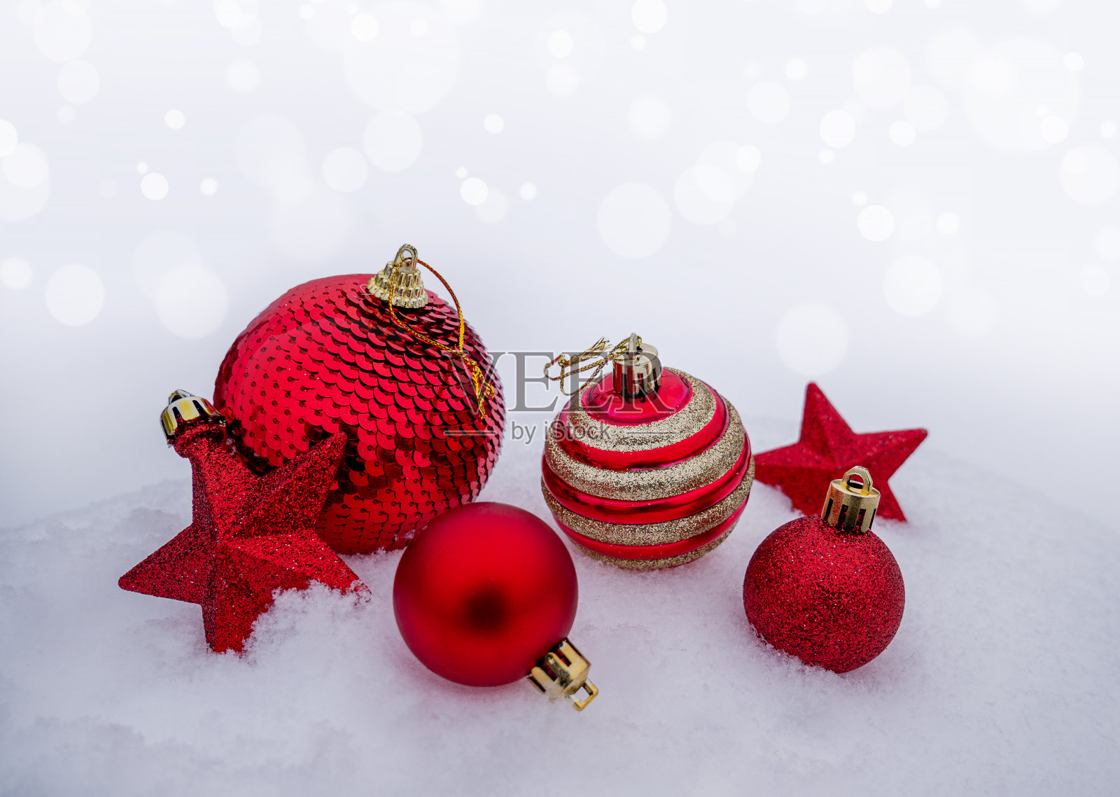 明亮的小饰品，圣诞球，雪花和雪花中的星星。圣诞装饰品照片摄影图片