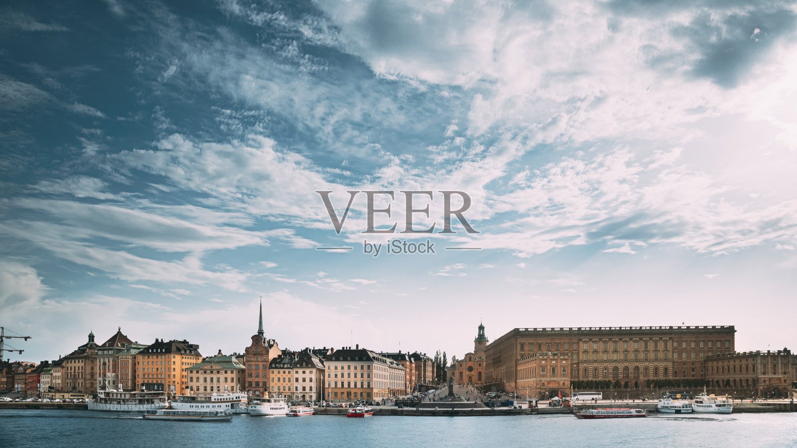 斯德哥尔摩,瑞典。斯德哥尔摩老城夏日堤岸著名景观。《夏日黄昏》中的格拉·斯坦。著名的旅游景点和联合国教科文组织世界遗产照片摄影图片