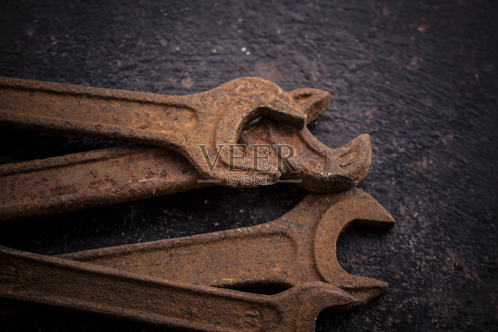 黑色背景上生锈的旧扳手照片摄影图片