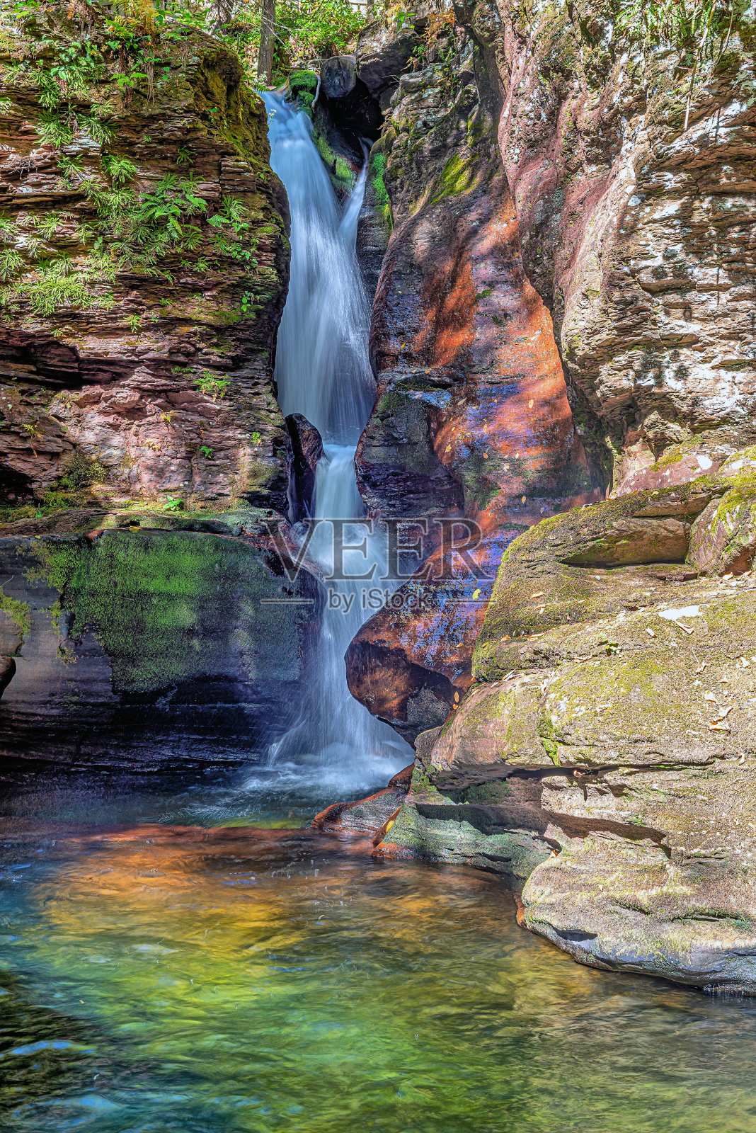 秋天在湍急的河流上照片摄影图片