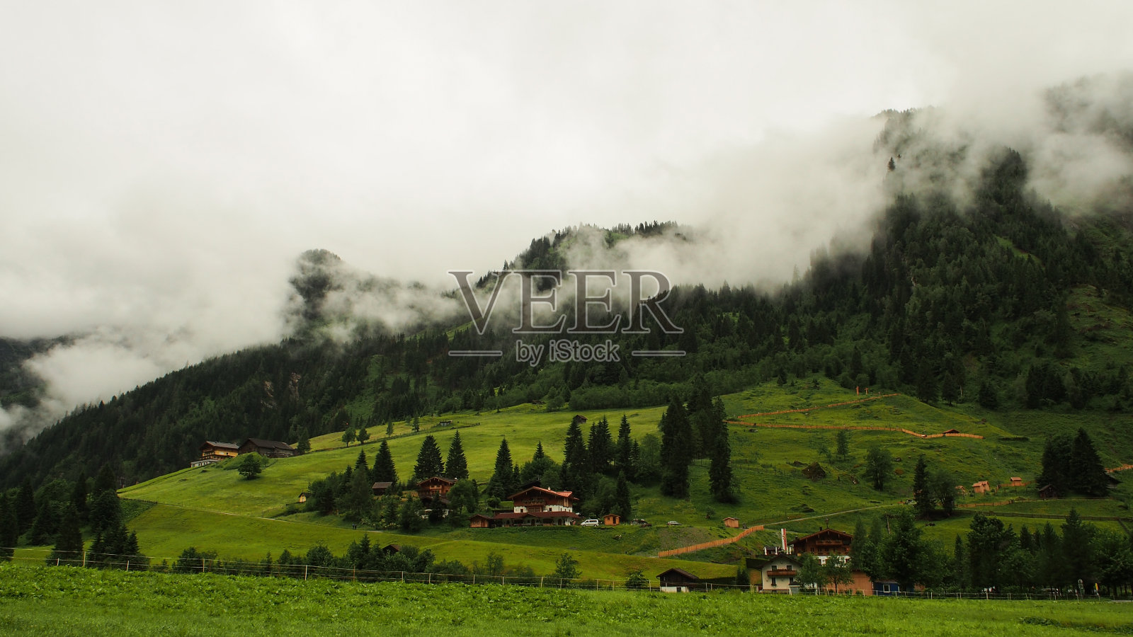 奥地利阿尔卑斯山夏季徒步旅行照片摄影图片