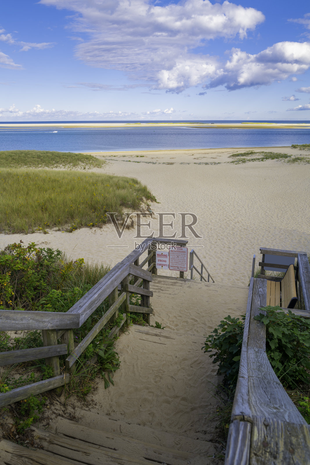 从木制楼梯往下到查塔姆灯塔海滩的多云海景照片摄影图片