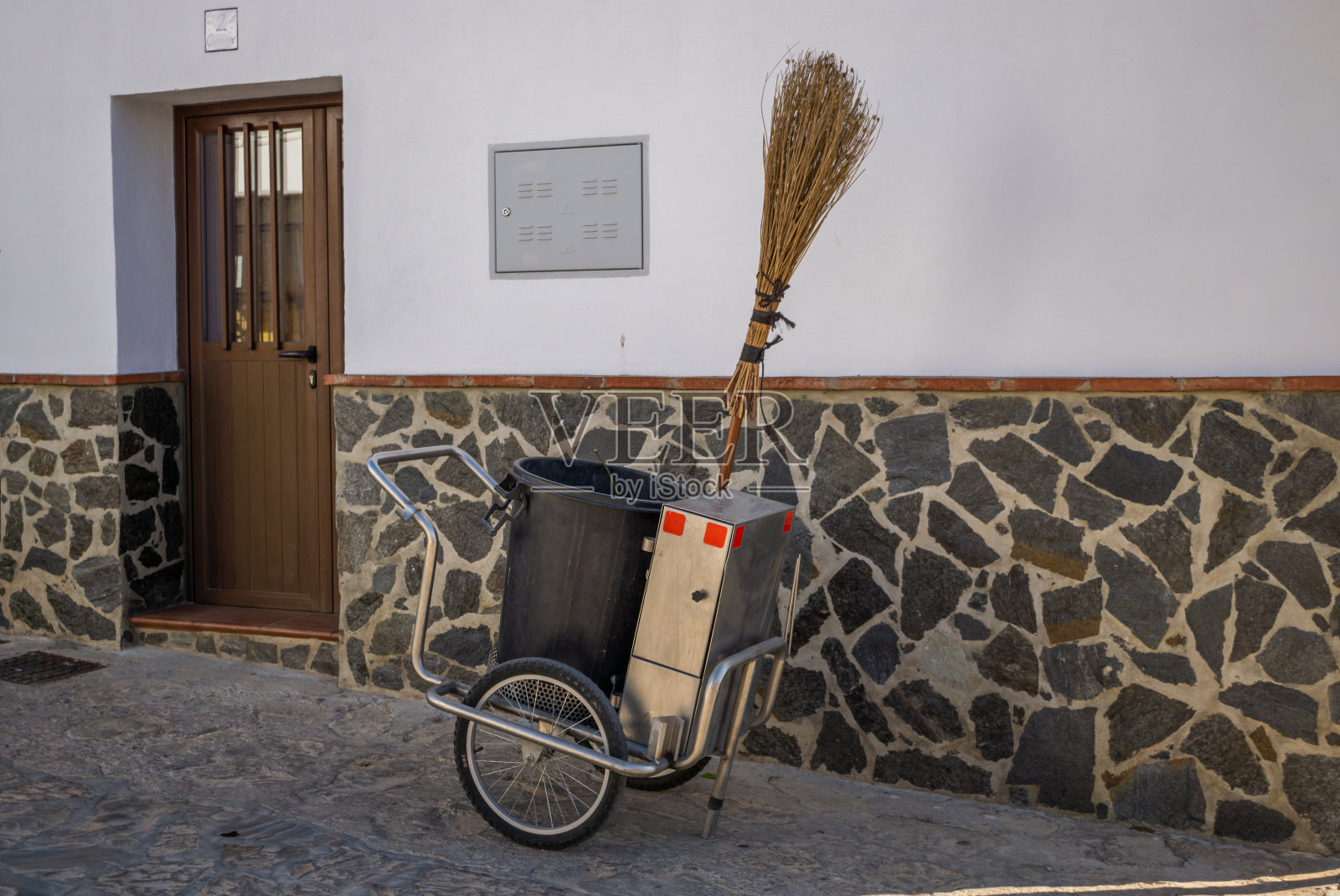 扫地车停在门口照片摄影图片