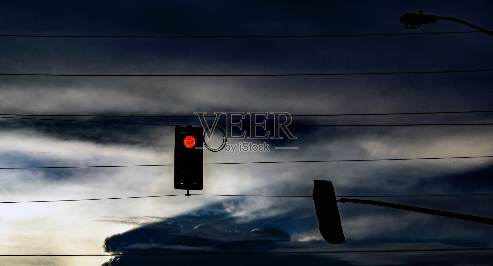 夕阳中的红绿灯照片摄影图片