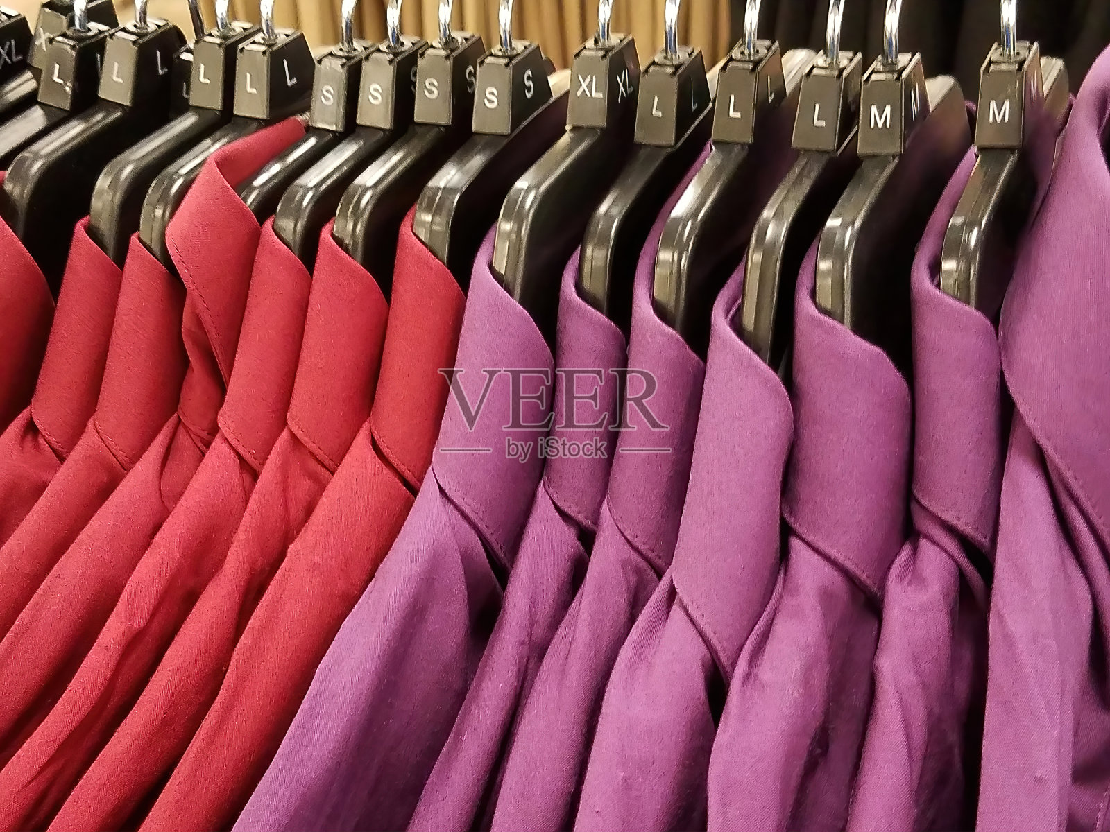 悬挂红色和紫色零售衬衫照片摄影图片