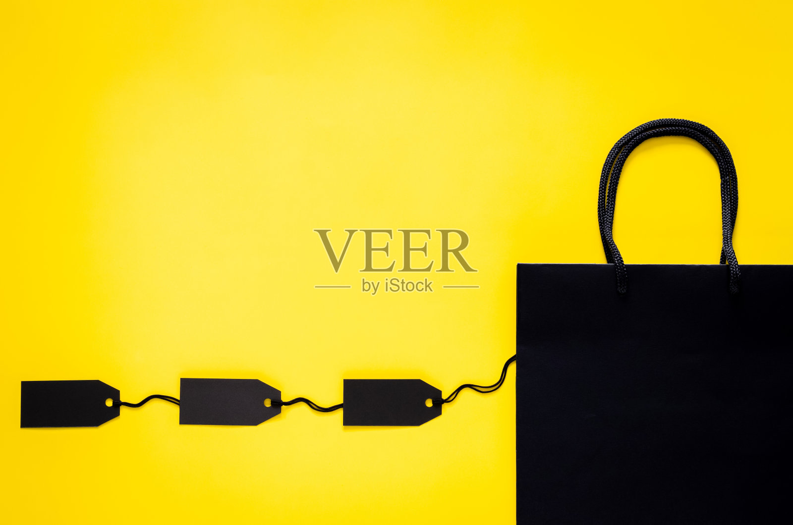 黑色购物纸袋和空白的黑色价格标签照片摄影图片