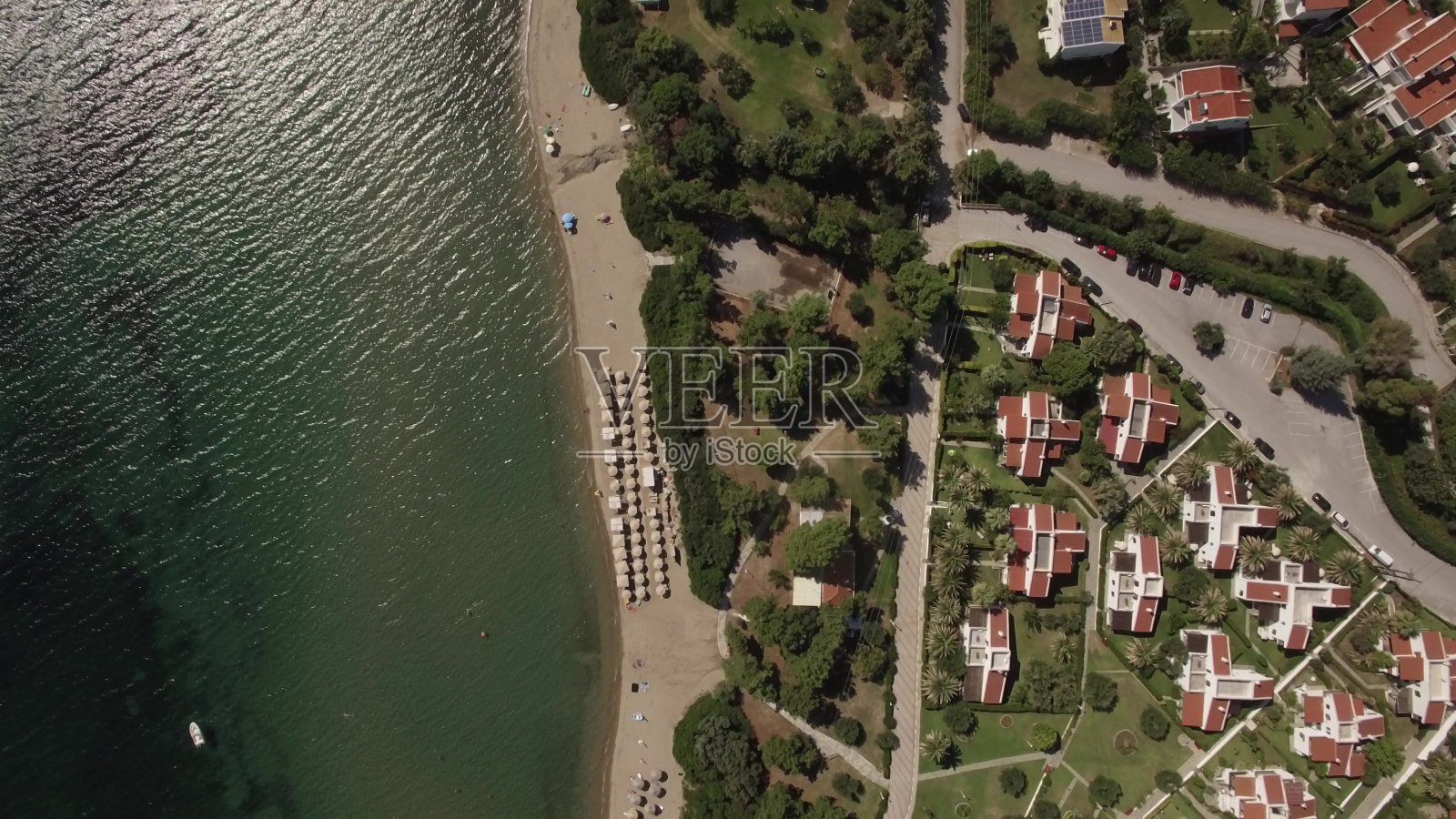 空中拍摄的度假小镇与别墅在海边，希腊照片摄影图片