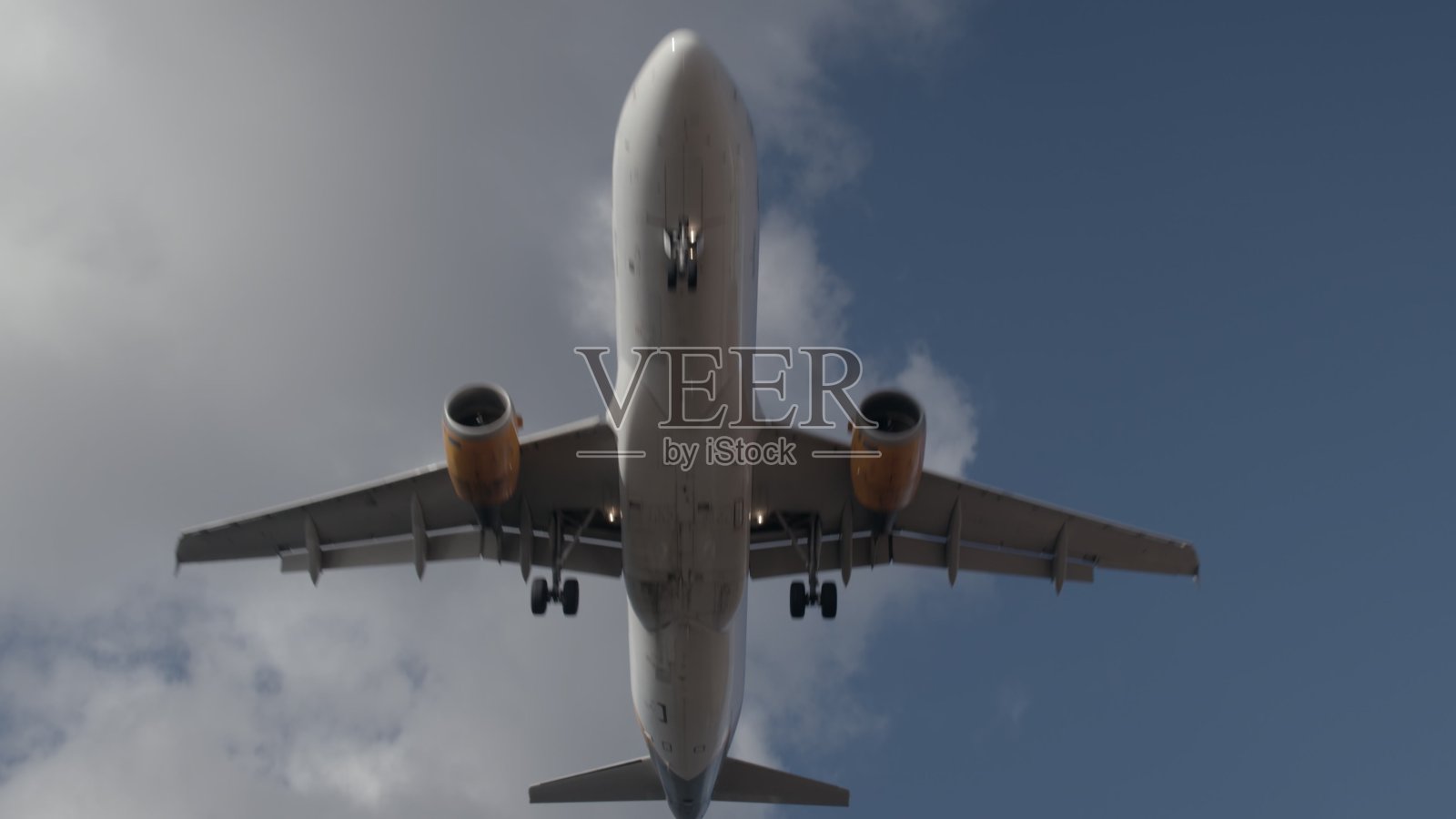 看着飞机进场，喷气机从头顶飞过照片摄影图片